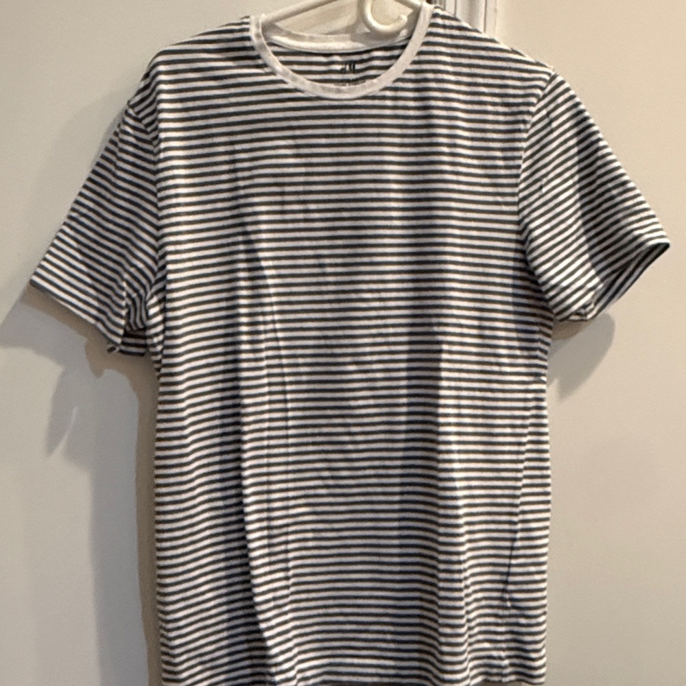 H&M Gray and White Striped Tee. Slim fit. Size large